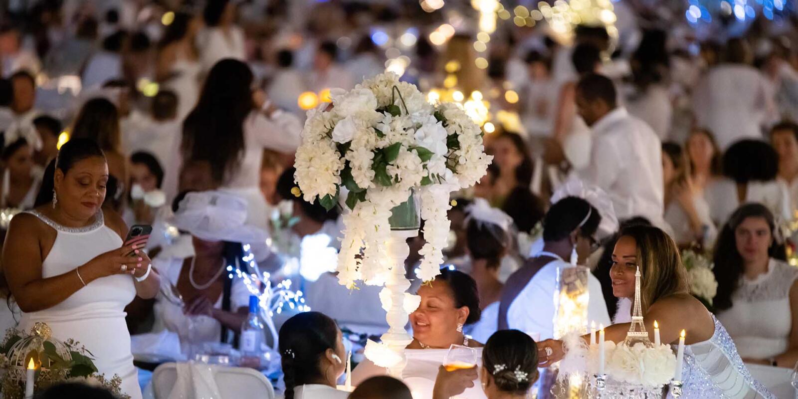 Diner en Blanc NYC by night