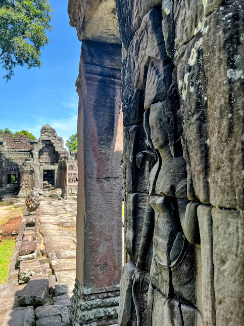 statue at Bayon Temple