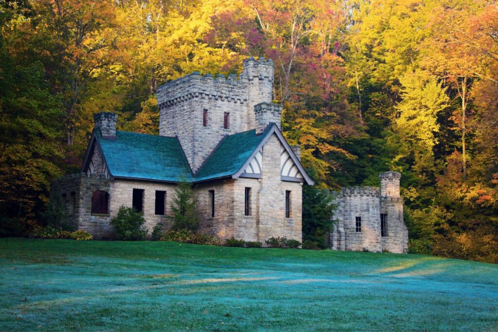 Squire's Castle Willoughby Hills, OH via Canva