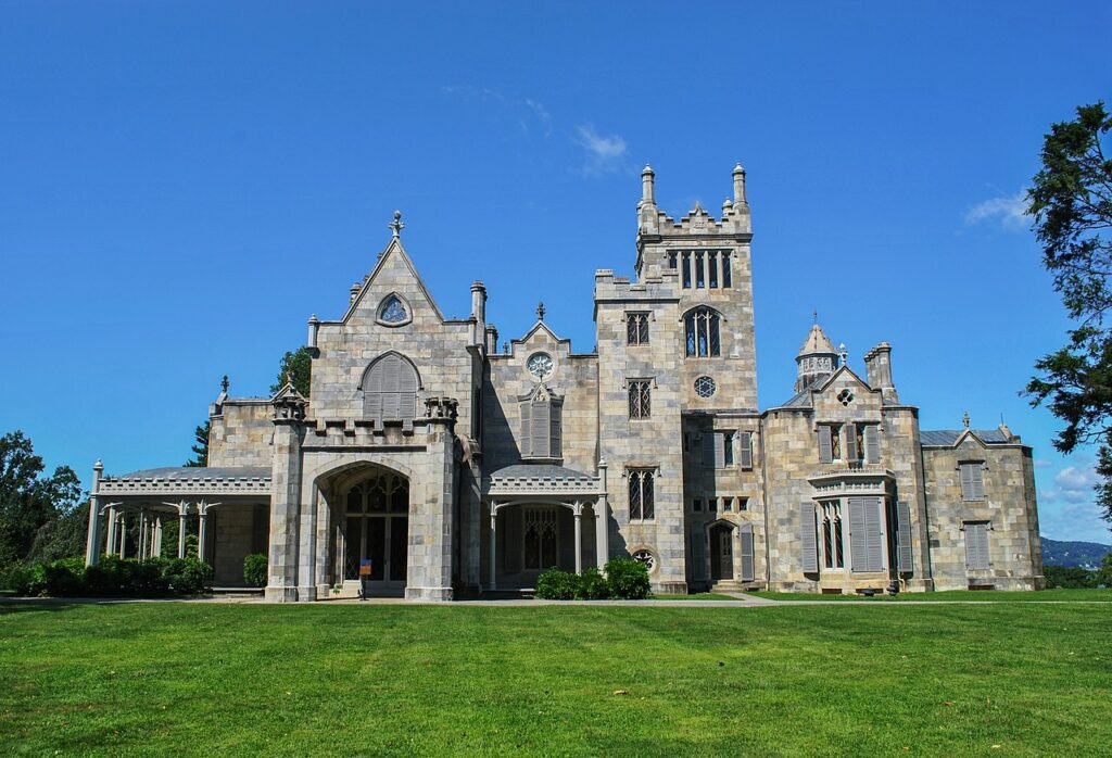 Lyndhurst_(mansion) by Elisa.rolle via Wikimedia Commons