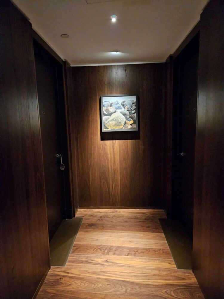 All walnut alcove on the way to the rooms. Everything is wood.